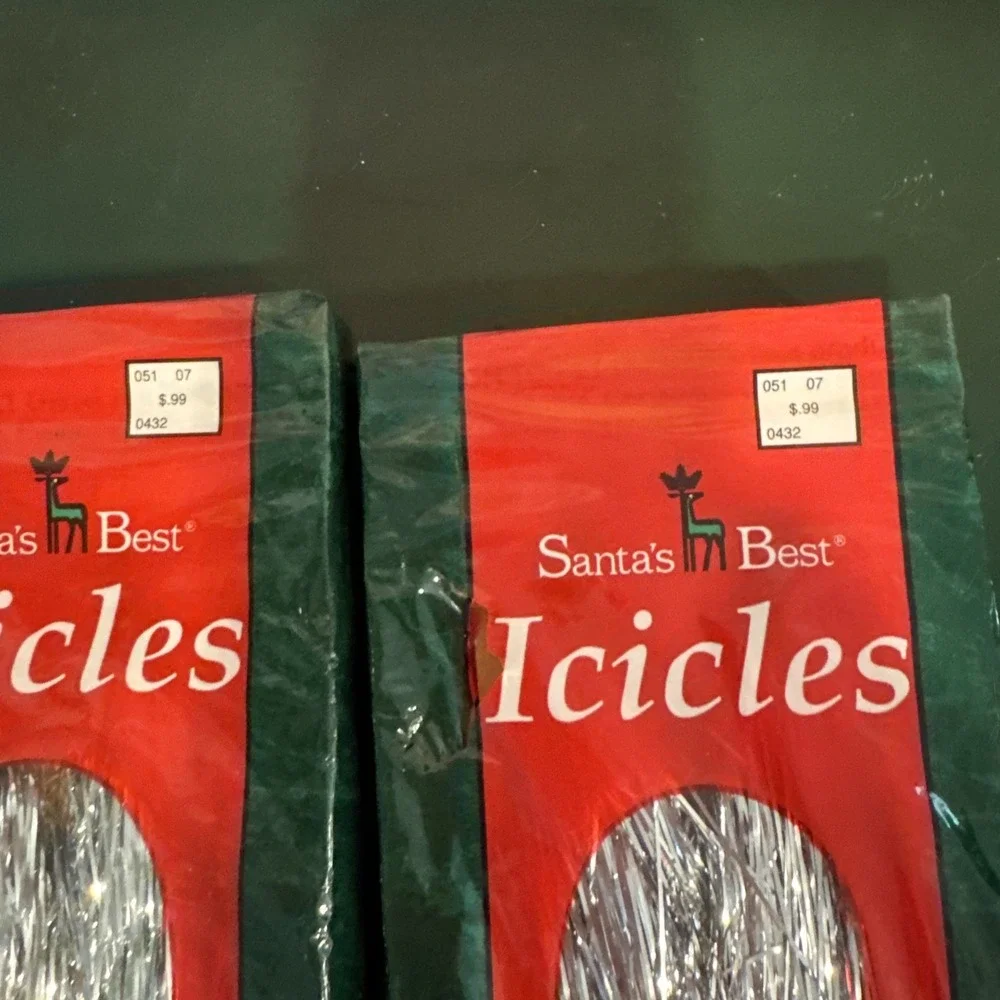 2VTG‎ Santa's Best Icicles Tinsel are pkg with 1,000 silver strands per box,18in